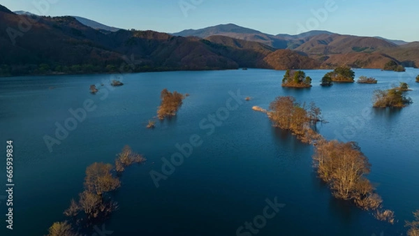Fototapeta 山地の湖の風景　空撮