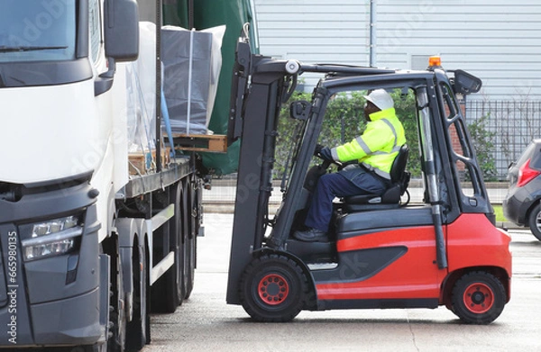 Obraz Counterbalance driver loading lorry