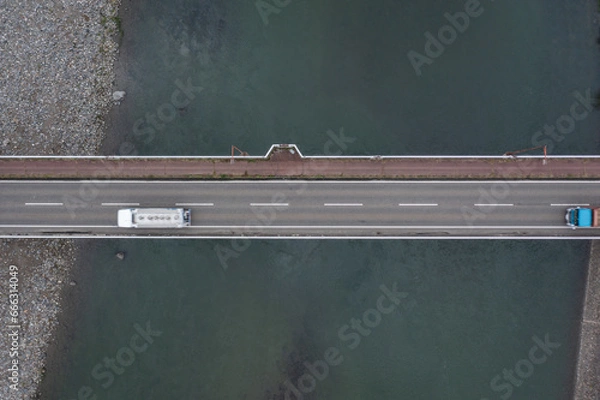 Obraz ドローン撮影：信濃川の上にかかる橋と、その上を走る車	