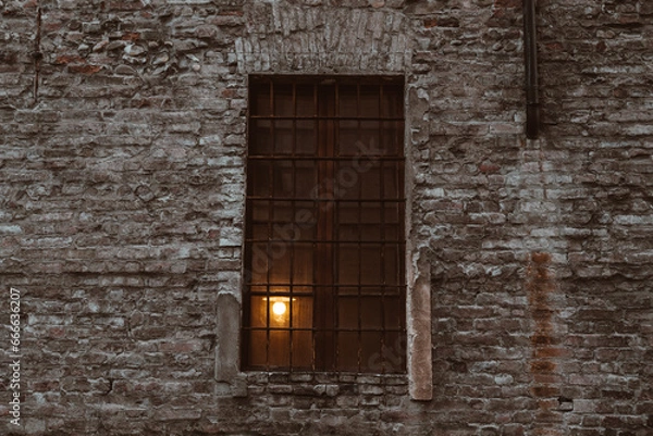 Fototapeta licht einer lampe in einem fenster