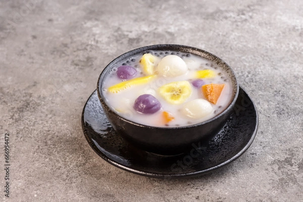 Obraz Ginataang Bilo Bilo or Ginataang Halo Halo is a Popular Filipino Dessert, Made with Glutinous Rice Balls, Bananas, sweet Potatoes and Tapioca Pearls Cookes in Sweet Coconut Milk.