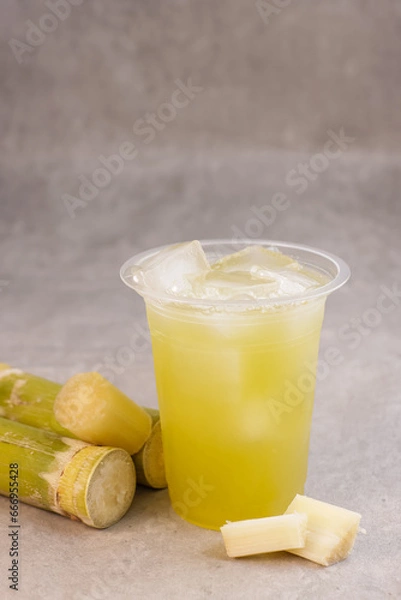 Obraz Es Tebu or Fresh Squeezed Sugar Cane Juice with Fresh Sugar Cane.