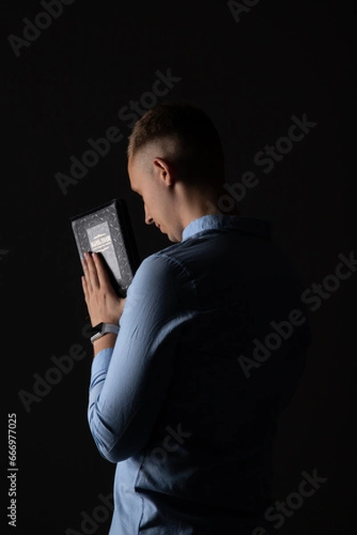 Obraz man reading a Bible