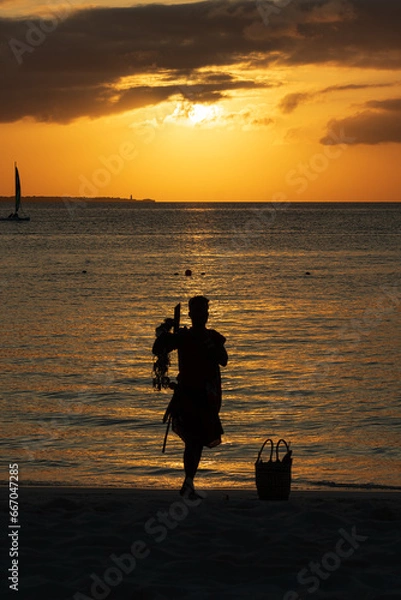 Fototapeta Silhueta de um local na praia de Nungwi