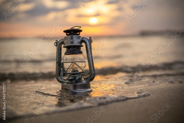 Fototapeta 波とオイルランタン