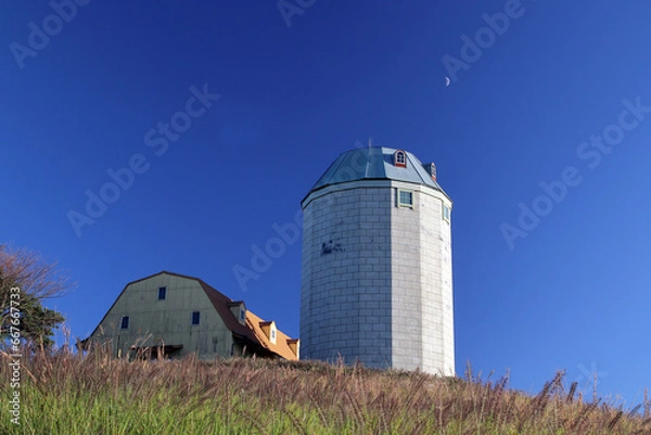 Fototapeta 長崎のあぐりの丘のサイロと月