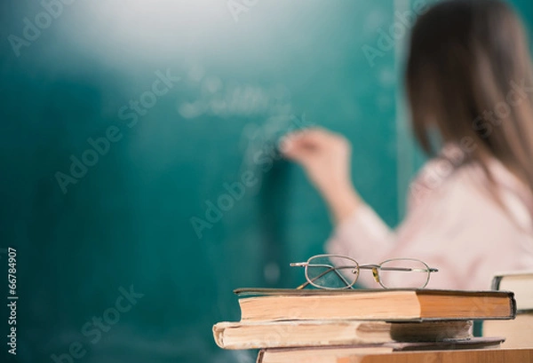 Fototapeta książki dla nauczycieli i zbliżenie okulary