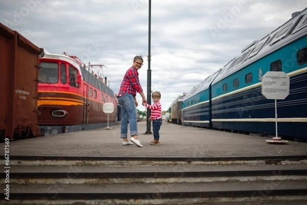 Obraz Mother and child on platform