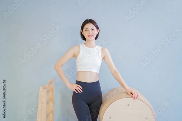 Fototapeta ピラティスインストラクターのポートレート