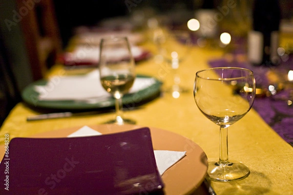 Fototapeta table de soirée diner de fête alignement assiettes et verres