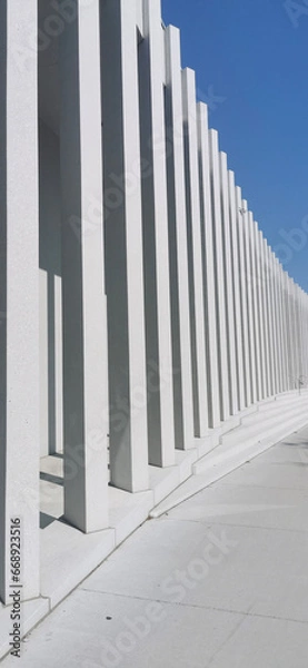 Obraz columns in the architecture of an art gallery