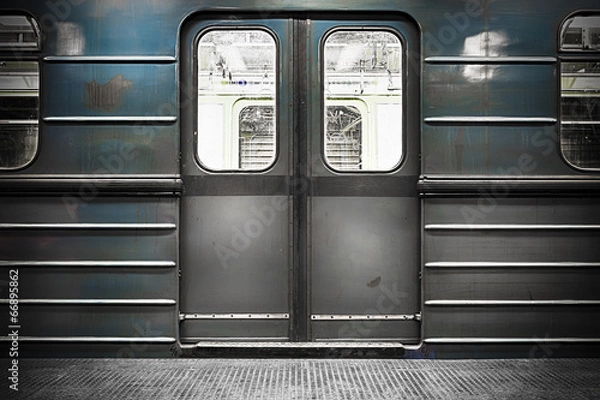 Obraz drzwi pociągu