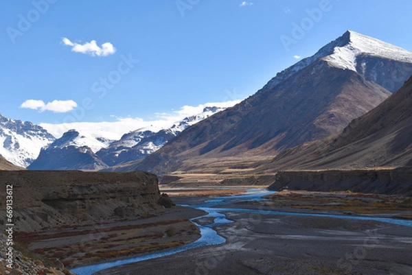 Fototapeta river flowing through cold desert