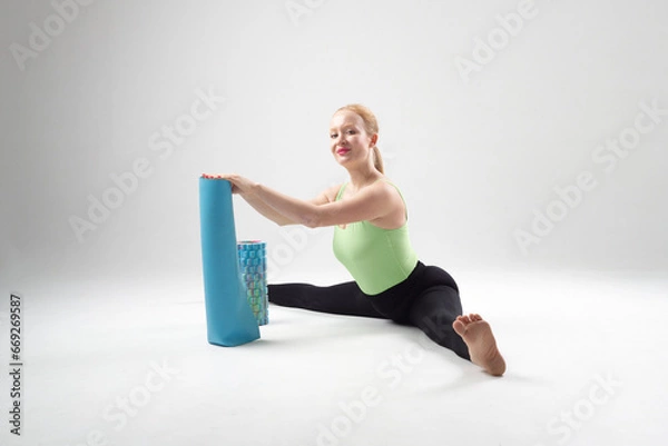 Obraz Yoga for moms. Recovery after childbirth. Motherhood, feeding.