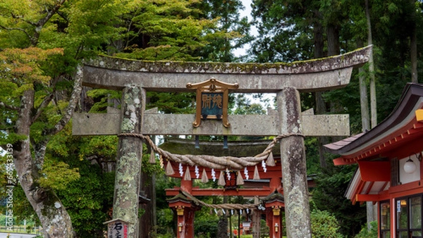 Fototapeta 達谷窟毘沙門堂の石の大鳥居【達谷西光寺】日本岩手県平泉町