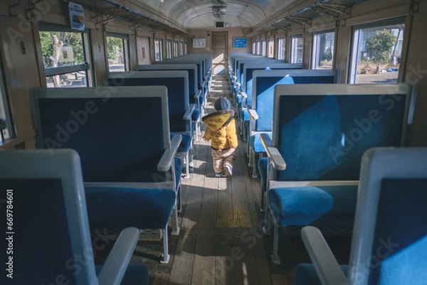 Obraz 客車内を歩く子供