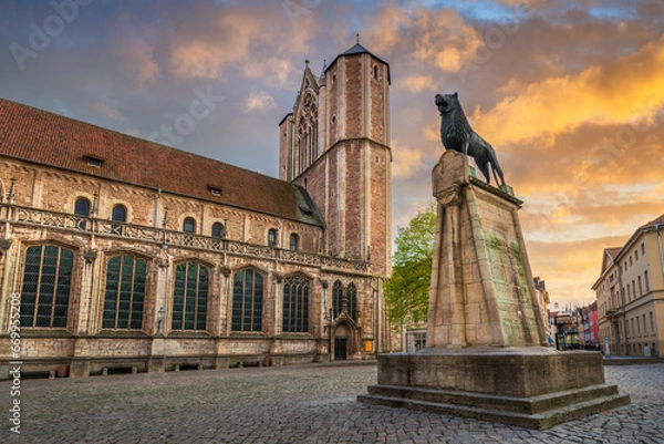 Fototapeta Statue of Lion and Cathedral in Braunschweig, Germany