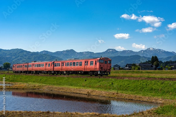 Obraz 田園地帯を走る城端線の列車
