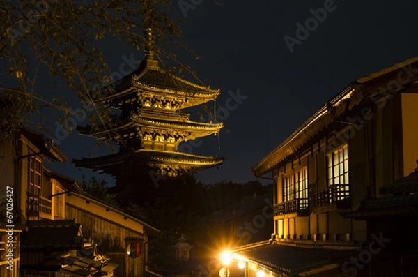 Fototapeta 京都、八坂の塔と八坂道の町並み