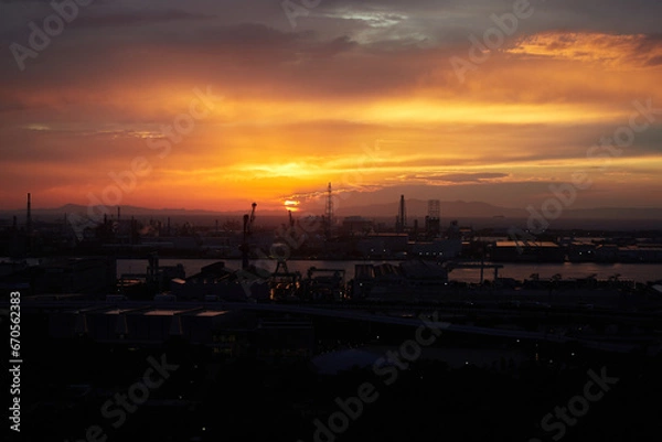 Fototapeta 綺麗な夕焼けと大阪府堺市の港の海岸の工場の風景