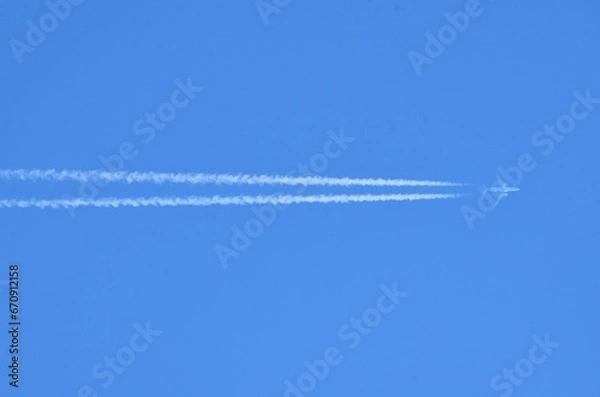 Fototapeta 快晴の青空と飛行機雲