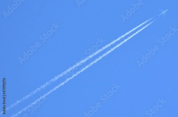 Fototapeta 快晴の青空と飛行機雲