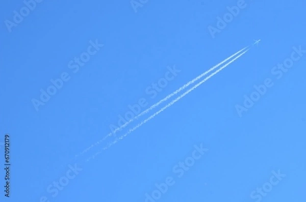 Fototapeta 快晴の青空と飛行機雲