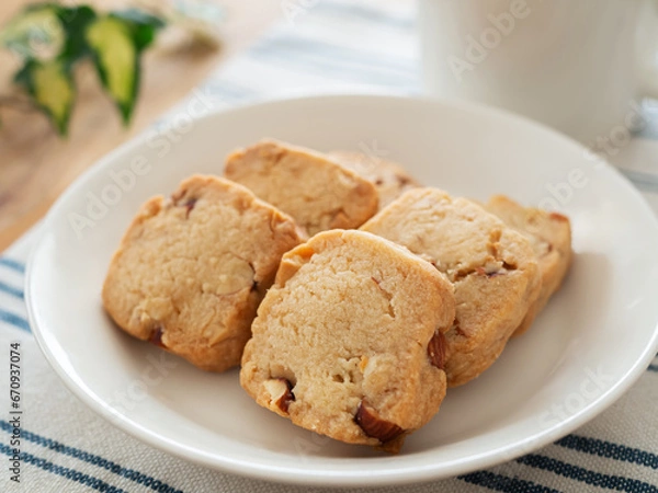 Fototapeta 皿に盛りつけた手作りのナッツクッキー