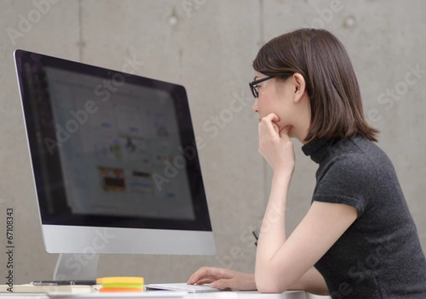 Obraz デスクワーク中の女性