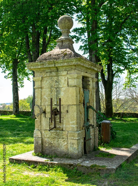 Obraz The well of the Mélusine tower, the tower of the early thirteenth century is said to have been built by the fairy Melusine, fortified town of Vouvant, Vendée, FRANCE.