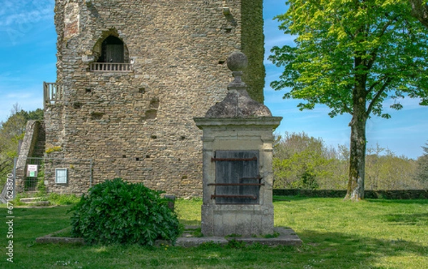 Obraz The well of the Melusine Tower, the tower of the early thirteenth century is said to have been built by the fairy Melusine. Vouvant,Vendée,FRANCE.
