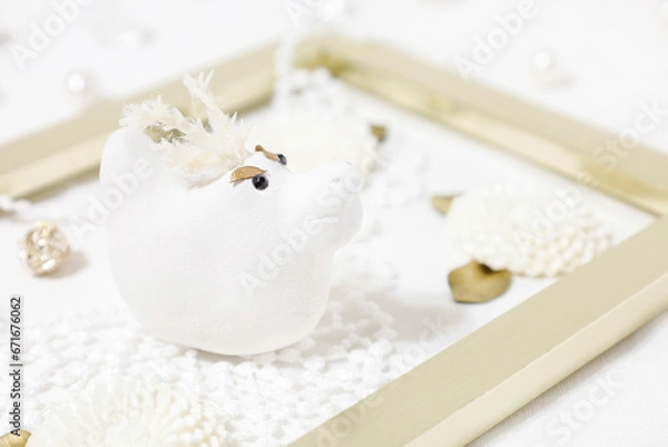 Fototapeta 辰年の年賀状素材　白と金色のソフトなイメージの背景