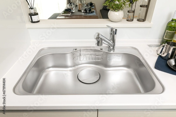 Fototapeta キッチンの大型シンクと水栓金具