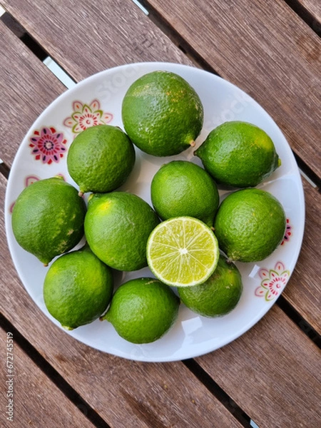 Obraz lemons on a plate on a wooden table