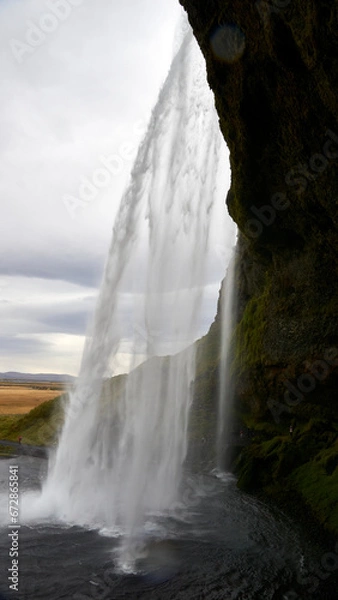 Fototapeta behind the water curtain of seljalandsfoss in southern iceland