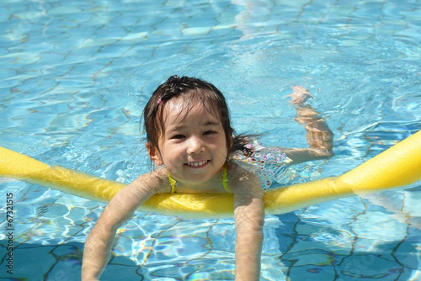 Obraz プールで遊ぶ笑顔の女の子