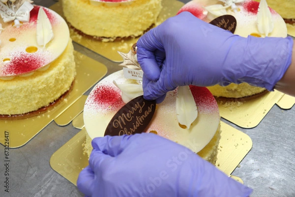 Obraz パティシエが厨房で作ったクリスマスケーキ、フロマージュチーズケーキ