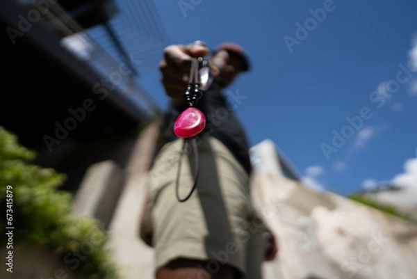 Obraz Holding necklace