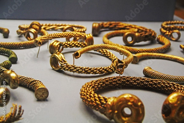 Obraz gold necklace on the table