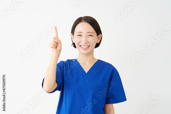 Fototapeta 上方向を指差す女性の医者　白背景