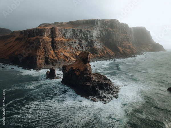 Fototapeta waves against the cliffside 