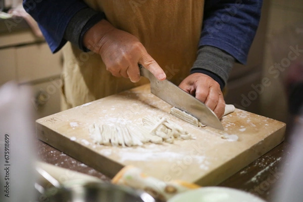 Fototapeta 	そばを切る女性