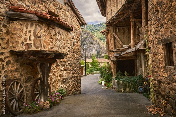 Obraz Mogrovejo is a small village declared an Asset of Cultural Interest and Historical Site. It houses ashlar and masonry mansions from the 16th-18th centuries.In Camaleño, Cantabria, Spain