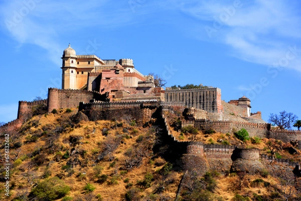 Obraz Kumbhal fort or the Great Wall of India, is a Mewar fortress on the westerly range of Aravalli Hills, 48 km from Rajsamand city 