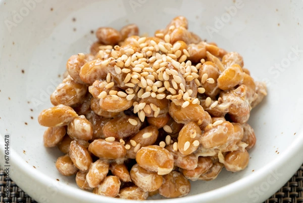 Fototapeta 炒りごまをかけた納豆。
