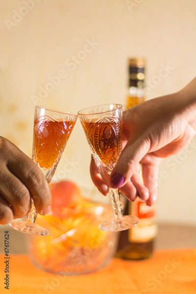 Fototapeta Мужчина и женщина пьют коньяк