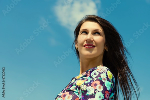 Fototapeta Портрет красивой женщины на фоне неба