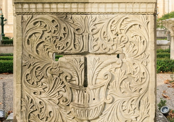 Obraz Old plaster sculptures and bas-reliefs, wall texture and patterns. Elements of architectural decorations of buildings. On the streets in Istanbul, public places.