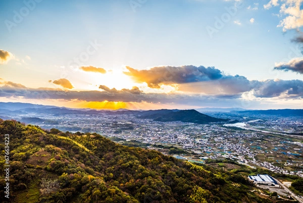 Obraz 和歌山県紀の川市の百合山付近から船戸山や和歌山湾方面を空撮。和歌山県紀の川市の秋、12月