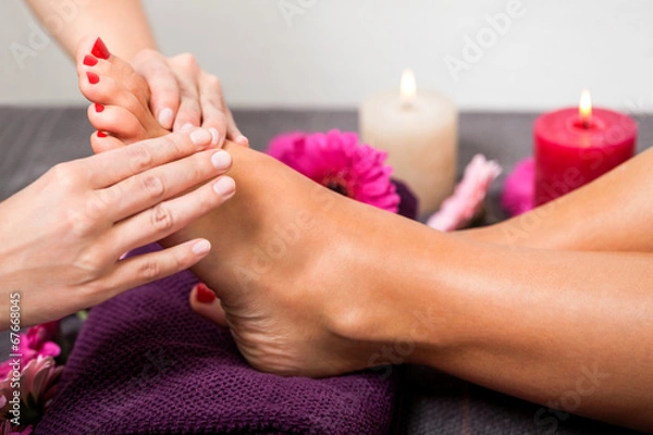 Fototapeta Kobieta po zabiegu pedicure w spa